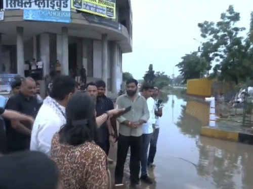 निरीक्षण के दौरान सीएम ने अधिकारियों को जलभराव की समस्या के समाधान के निर्देश दिए।