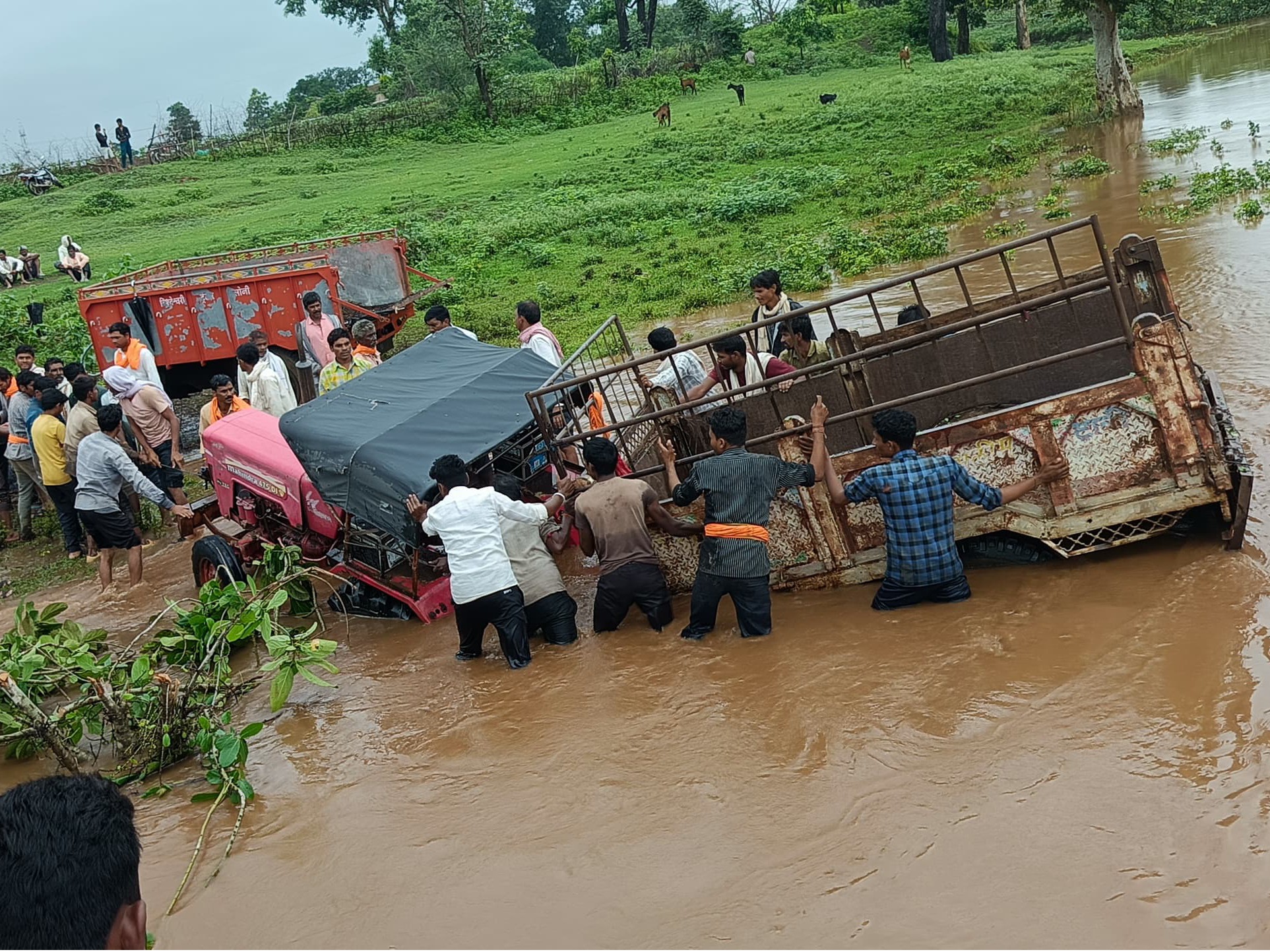 एक ट्रॉली में शव और लकड़ी, दूसरी में ग्रामीण सवार थे।