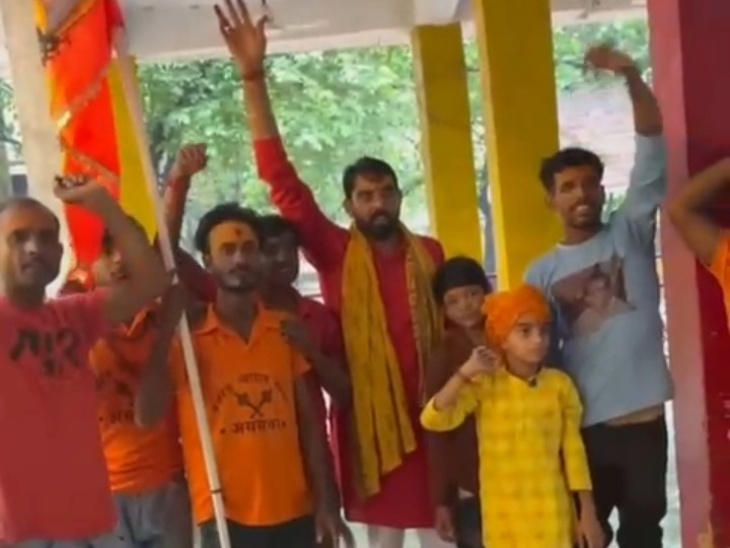 झर महादेव मंदिर से 40 कावड़िए अकलेरा इलाके के केलखोयरा महादेव मंदिर पहुंचे।
