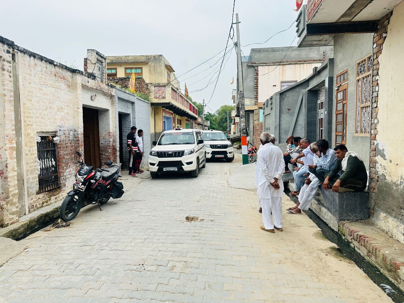 डोभी में घटना के बाद मौके पर पहुंची पुलिस और बाहर खड़ी गाड़ी।
