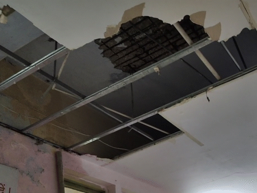 जेके लोन अस्पताल के PICU में फॉल सिलिंग गिर गई। पानी टपकने लगा।