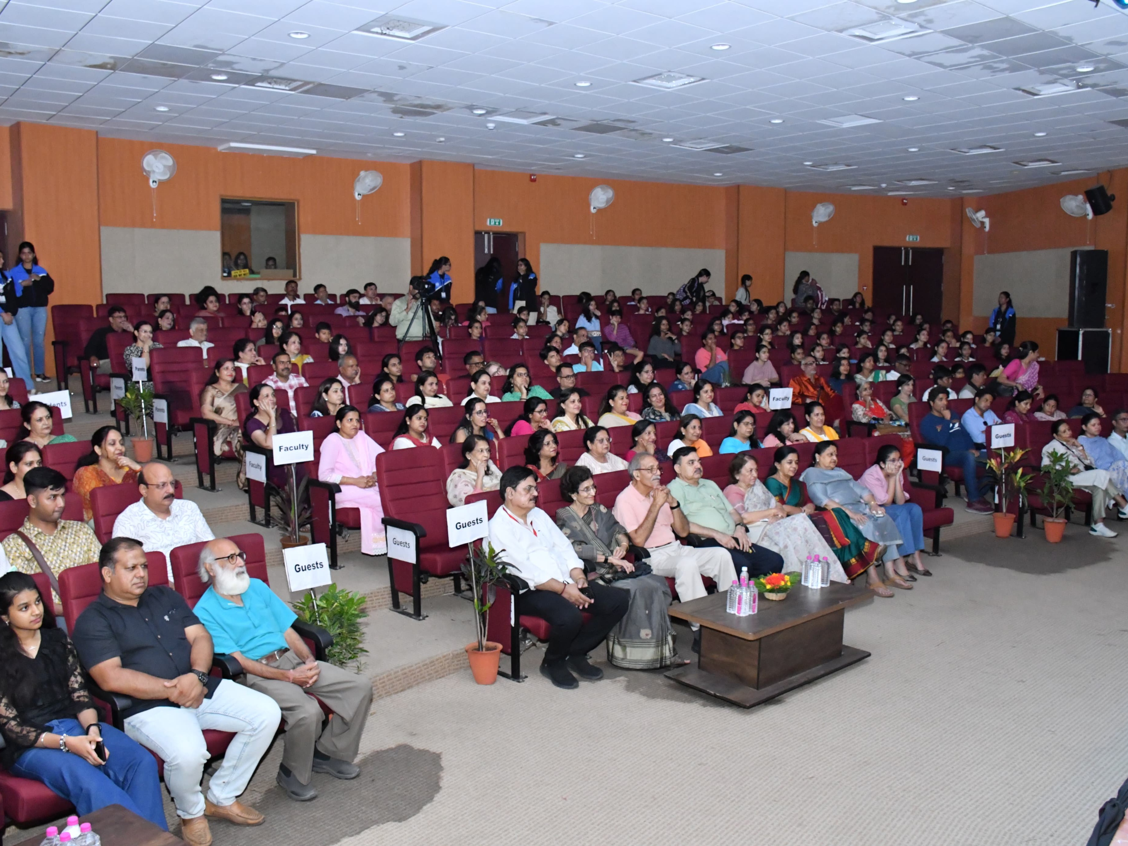 र्यक्रम में महाविद्यालय निदेशक डॉ. रश्मि चतुर्वेदी, प्राचार्य डॉ. सीमा अग्रवाल, प्रबंध समिति के सदस्य, वर्तमान और सेवानिवृत्त व्याख्याताएँ, छात्राएँ और उनके अभिभावक उपस्थित थे।