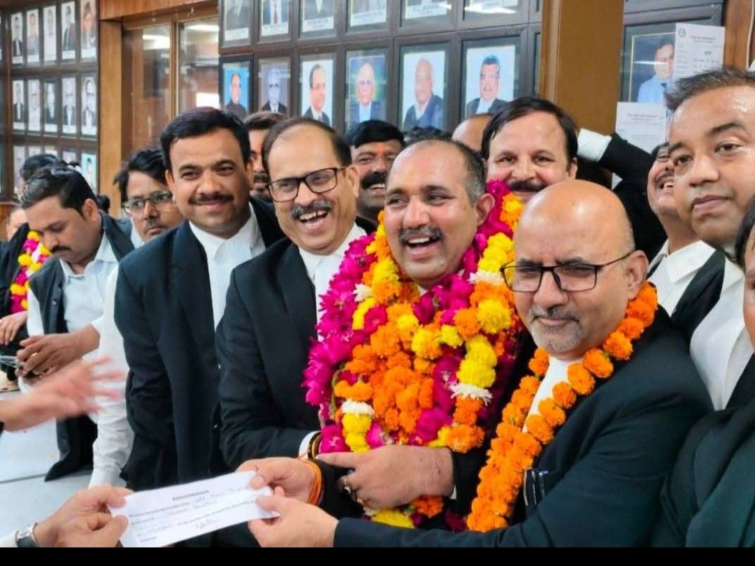 अध्यक्ष पद पर एस चंद्रा ने वरिष्ठ अधिवक्ता आई पी सिंह को 591 वोटों से हराया।