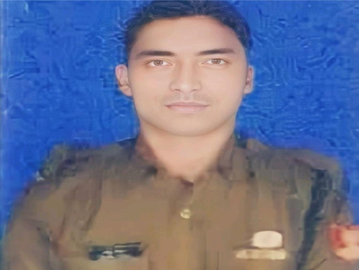 जवान एक दिन पहले ही बिहार से छुट्टी से लौटा था। जवान ने सर्विस राइफल से अपने गले पर गोली चलाई है।