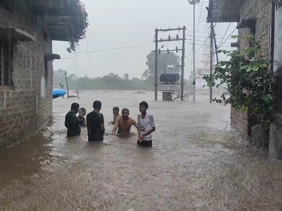 जिले में कई मार्ग बंद।
