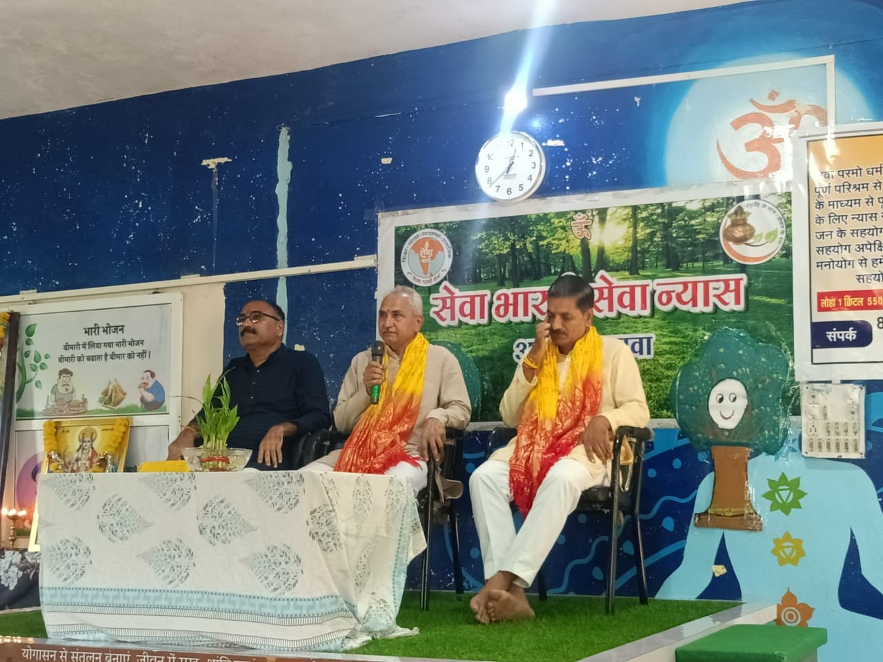 कार्यक्रम में अतिथियों ने लोगों को संबोधित किया।