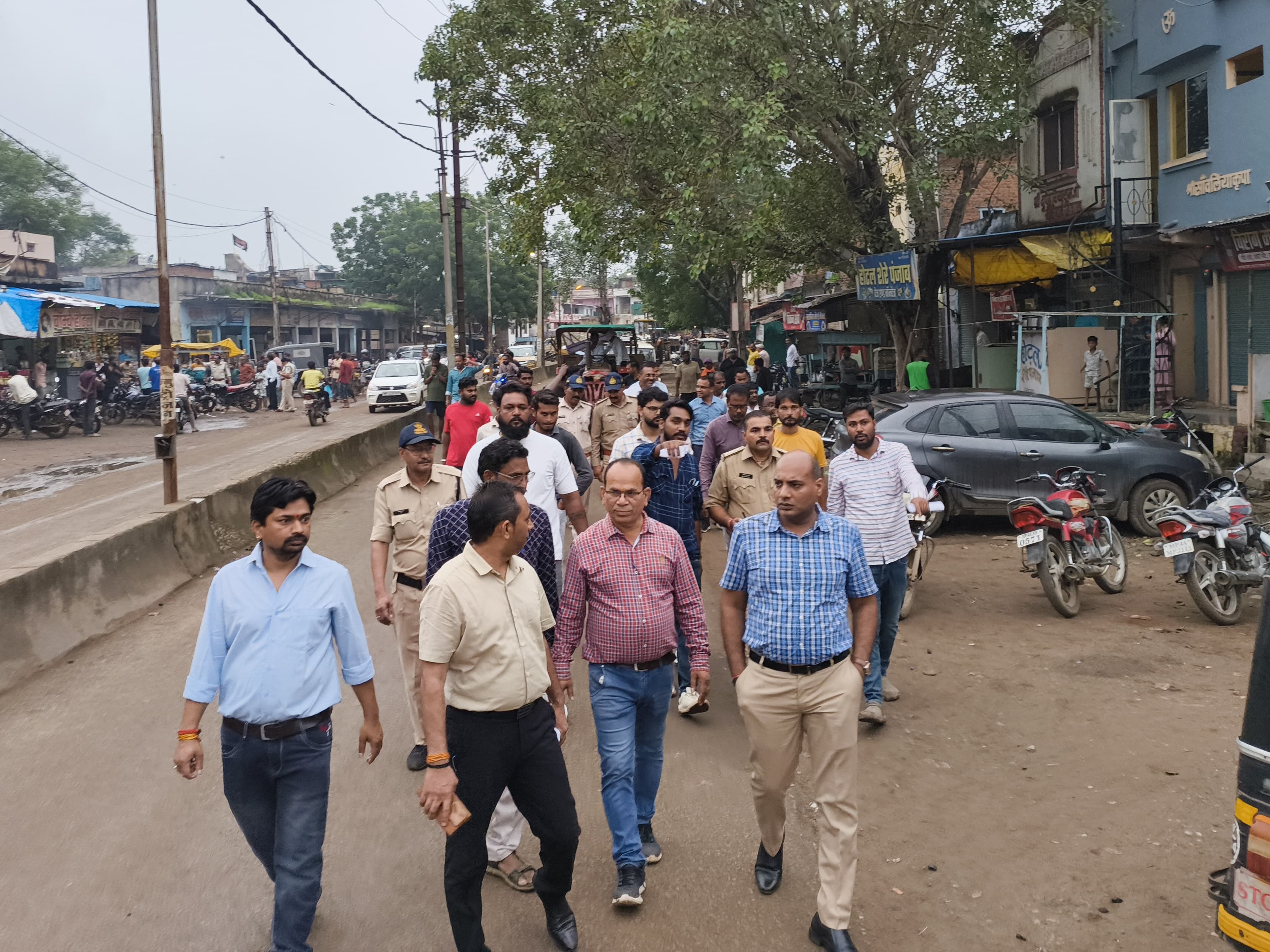 अधिकारियों की टीम ने पैदल शहर के भ्रमण किया है।