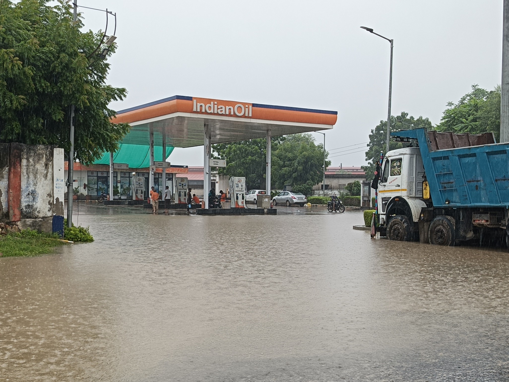 टोंक रोड पर तेज बारिश के बाद पेट्रोल पंप के सामने बारिश से पानी भर गया।