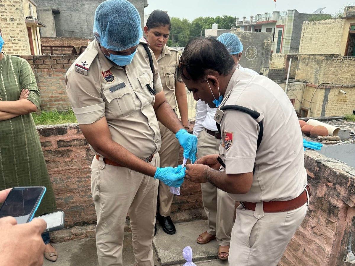 घटना के बाद मकान से साक्ष्य जुटाते हुए पुलिस।