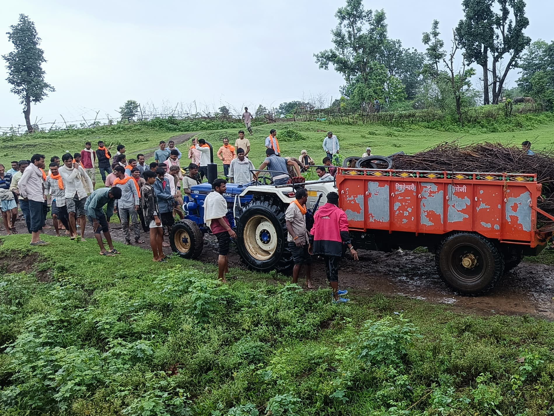 ग्रामीणों की मदद से दोनों गाड़ियों को बाहर निकाला गया।