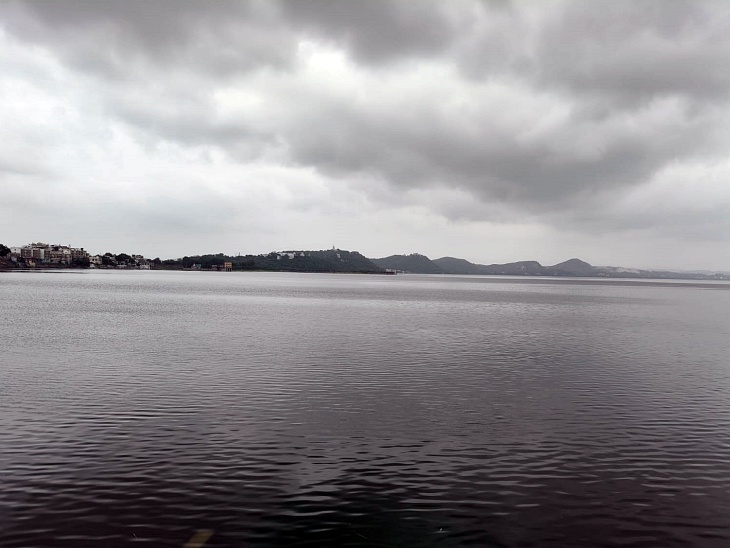 राजसमंद झील का इरिगेशन पाल से नजारा।