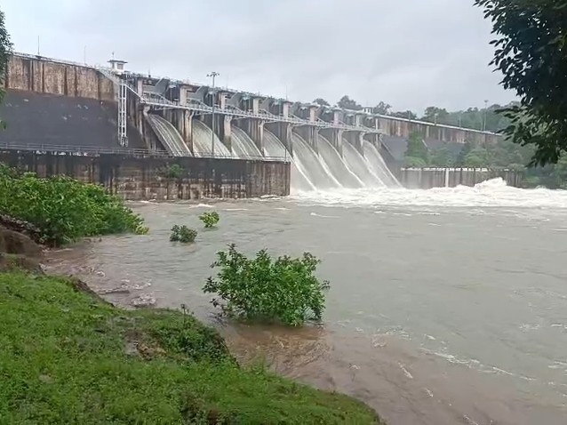 बारना बांध के 8 गेट खोले गए।
