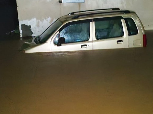 सवाई माधोपुर मंगलवार रात एक बजे से चार घंटे तक मूसलाधार बरसात हुई। इस दौरान शहरी इलाकों में बाढ़ जैसे हालात हो गए हैं। कई जगहों चार-पांच फीट तक पानी भर गया है।