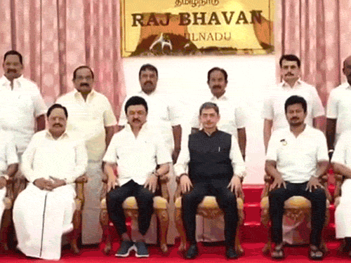 तस्वीर 28 सितंबर की है। सेंथिल बालाजी को स्टालिन सरकार में फिर से मंत्री बनाया गया था। सेंथिल बालाजी पीछे वाली लाइन में। ( ऊपर दाएं से तीसरे)