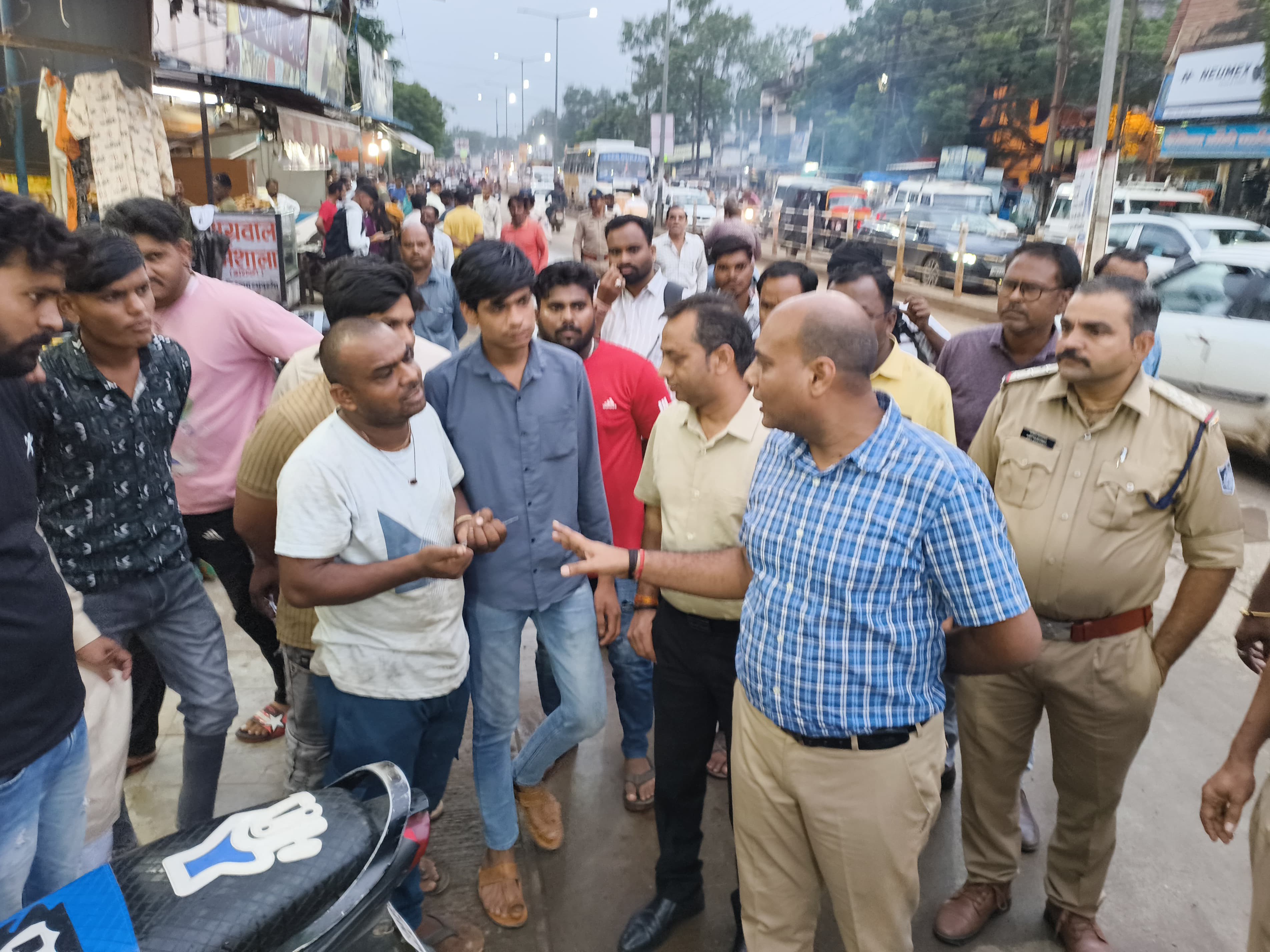 अधिकारियों ने व्यापारियों को सड़क पर सामान न रखने कहा है।