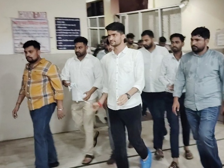 स्कूल हादसे के पीड़ितों से मिलने झालावाड़ अस्पताल पहुंचे निर्मल चौधरी।