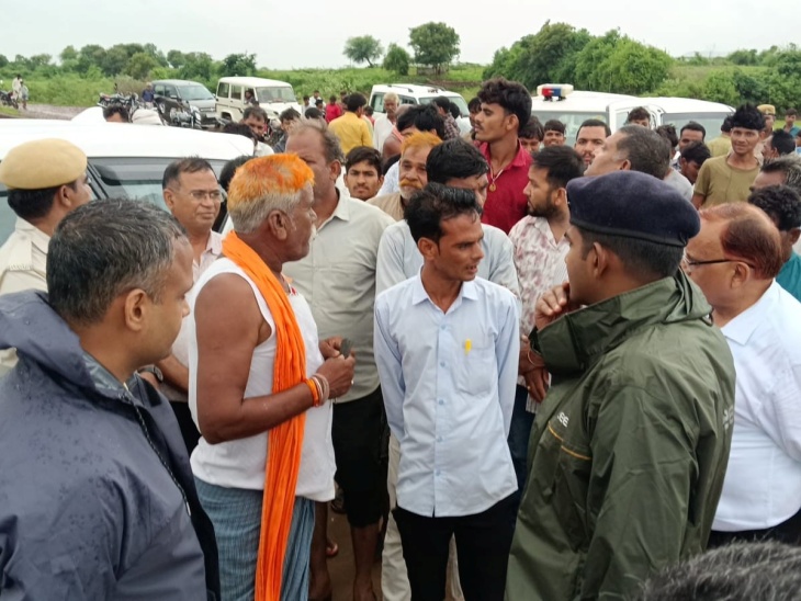 कलेक्टर ने ग्रामीणों की समस्याएं सुनीं।