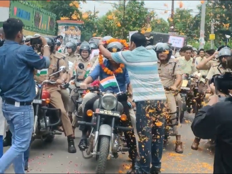 शहर में निकली रैली का जगह-जगह फूल मालाओं से स्वागत किया गया
