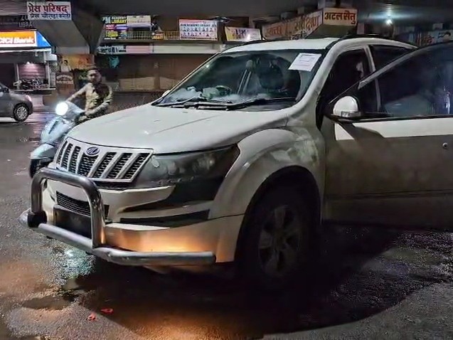 ये कार अमित भाटिया की है, जिसे गोली मारी गई है।