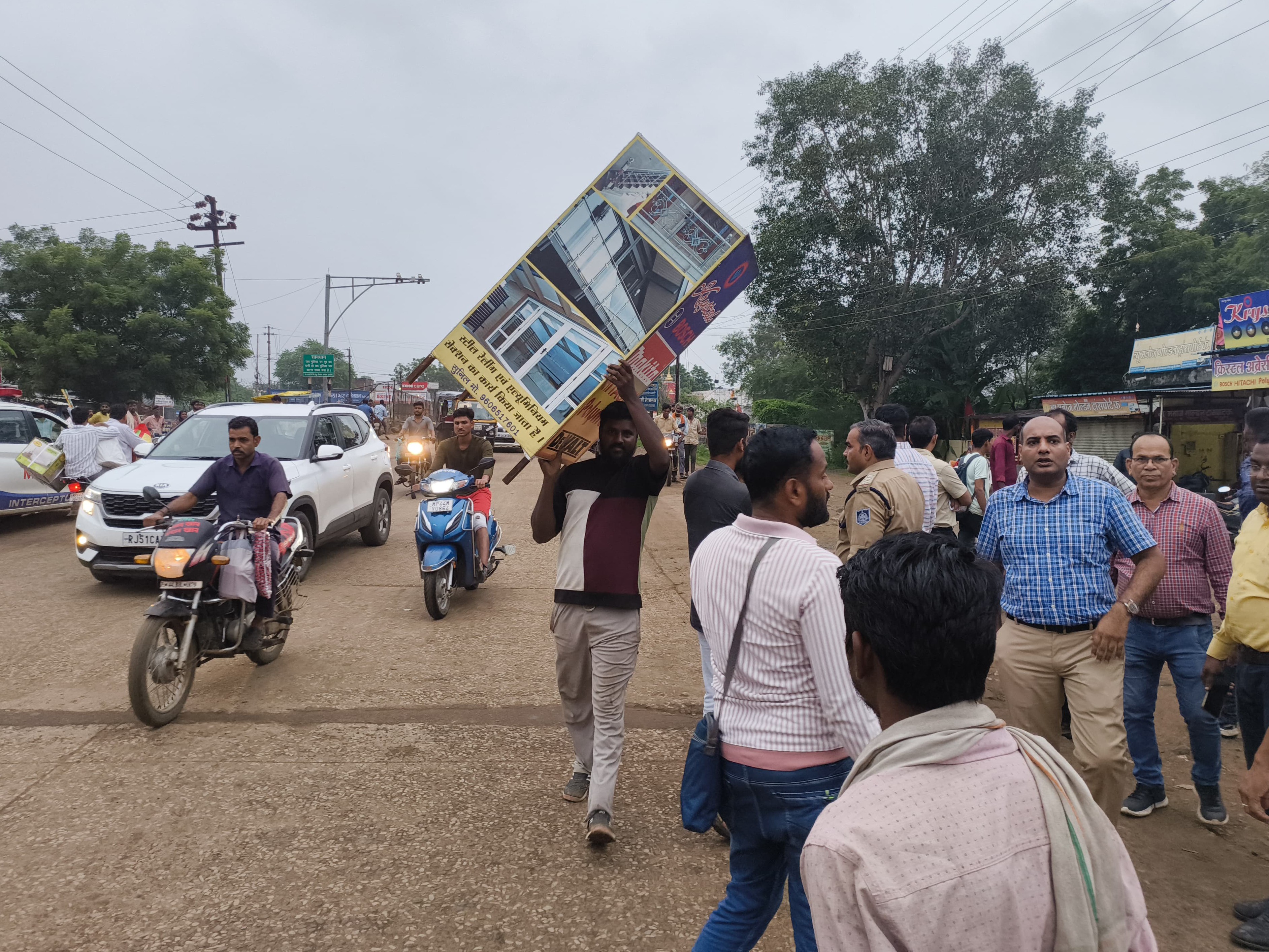 व्यापारियों ने खुद ही अपना सामान हटा लिया है।