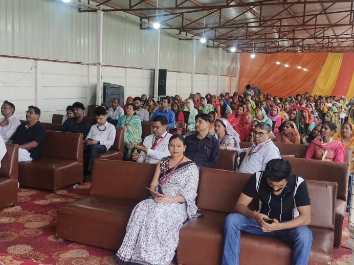अटेरना में आयोजित जागरूकता शिविर में मौजूद महिलाएं और पुरुष।