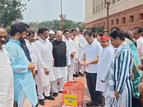 25 जुलाई: विपक्ष के नेताओं ने स्पेशल इंन्टेंसिव रिवीजन (SIR) लिखा पोस्टर फाड़ा, फिर उसे डस्टबिन में डाला।