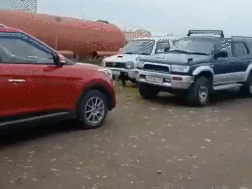 रूस के कामचटका में भूकंप की वजह से कई कारें हिलती नजर आईं।