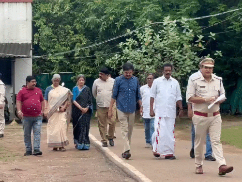 बुधवार को माकपा नेता और सीपीआई नेता एनी राजा ने भी दुर्ग जेल में ननों से मुलाकात की थी।