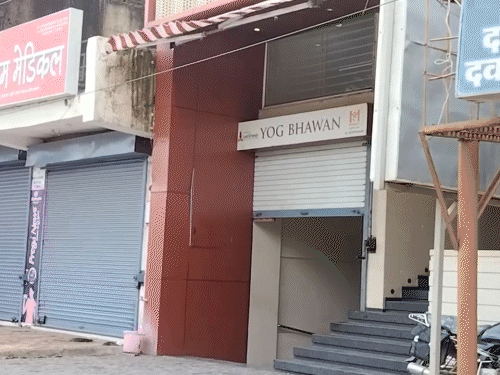 मोक्षित कॉर्पोरेशन के 3 आवासीय परिसरों और ऑफिस में एक साथ छापेमारी की गई है।