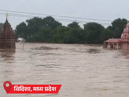MP के विदिशा में नदी किनारे घाट पर मंदिर आधे डूब गए। राजस्थान के सवाई माधोपुर में नेशनल हाईवे-552 पर पुलिया टूट गई। - Dainik Bhaskar