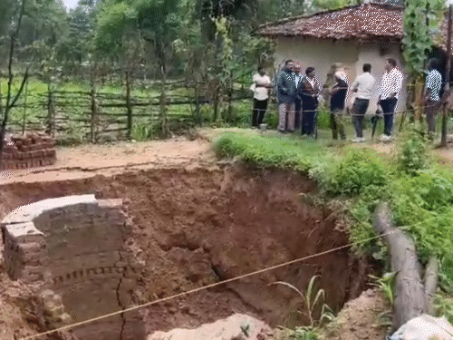 कुएं के आसपास का एक बड़ा हिस्सा पूरी तरह से धंस गया था।
