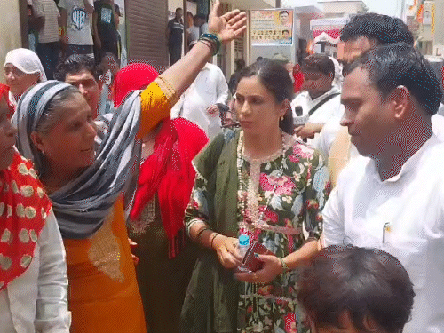 Women clashed with BJP workers during the program. The activists had tried hard to convince them, but the women continued to recite a lot.