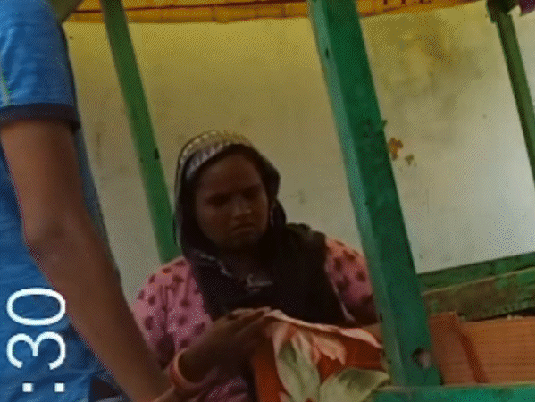 कबाड़ी मोहल्ले में महिला ठेला लगाकर सब्जी बेचने की आड़ में नशे की गोलियां बेचती है।