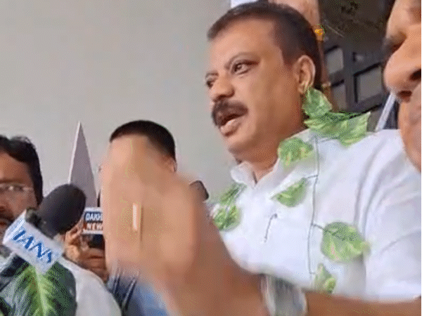 उमंग सिंघार ने कहा- सरकार आदिवासियों को परेशान कर रही है।