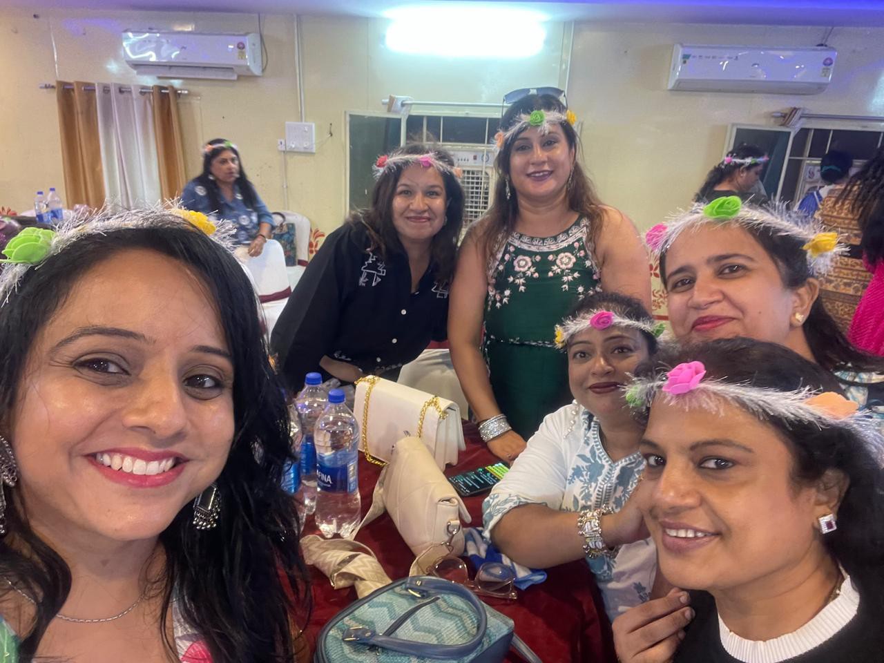 कार्यक्रम में आए सभी मेहमानों का फूलों का टियारा पहनाकर स्वागत किया गया।