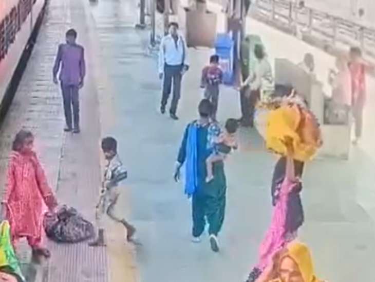 रेलवे स्टेशन के सीसीटीवी फुटेज चेक करने पर आरोपी महिला बच्चे को गोद में लेकर घूमते नजर आई।