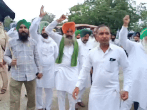 लुधियाना में किसान प्रदर्शन करते हुए।