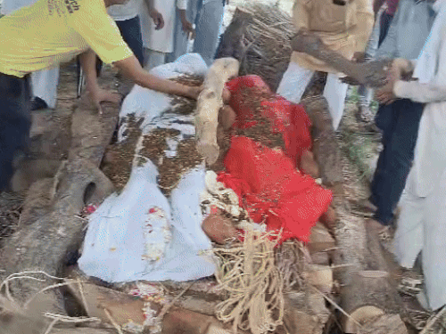 एक ही चिता में पति-पत्नी का अंतिम संस्कार किया गया।
