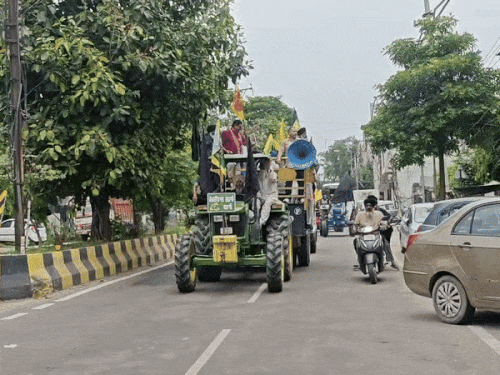 जालंधर में ट्रैक्टर मार्च में शामिल लोग।