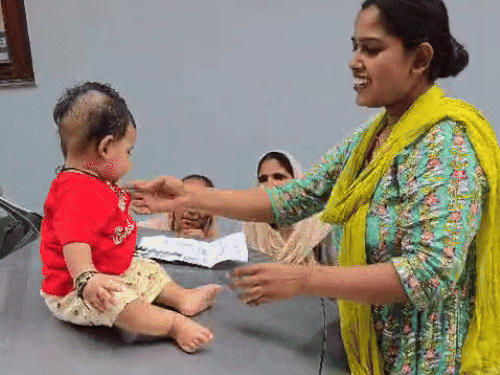 In Sonepat, the candidate from Delhi reached her 5 -month -old child.