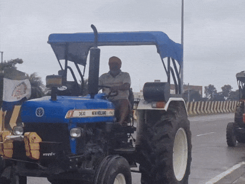 अमृतसर में बारिश के बीच लैंड पूलिंग पॉलिसी के विरोध में ट्रैक्टर मार्च निकालते हुए किसान। - Dainik Bhaskar