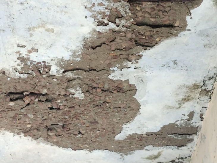 स्कूल के कक्षा कक्ष की छत से उखड़ा प्लास्टर।