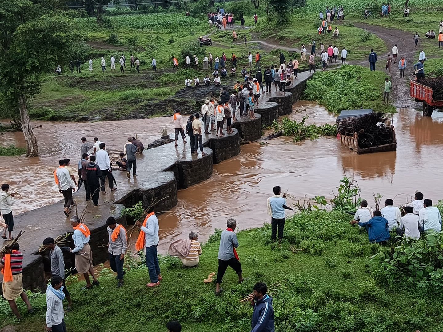 नाले में कम पानी होने से लोगों ने कूदकर अपनी जान बचाई।