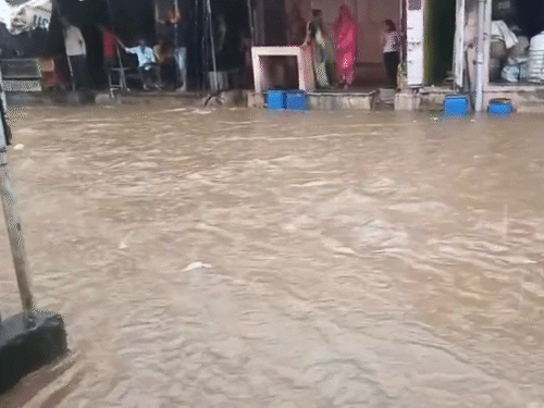 सवाई माधोपुर में मंगलवार को तेज बारिश के बाद पुराने शहर स्थित फल‌मंडी में सड़कों पर नदी की तरह पानी बहने लगा।