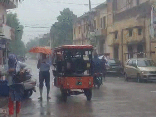 बदनपुरा में तेज बारिश के बीच लोग परेशान होते हुए दिखे।