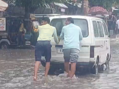 सड़कों पर भरे पानी के कारण गाड़ियां बंद हो गई। लोग धक्का मारकर ले जाते नजर आए।