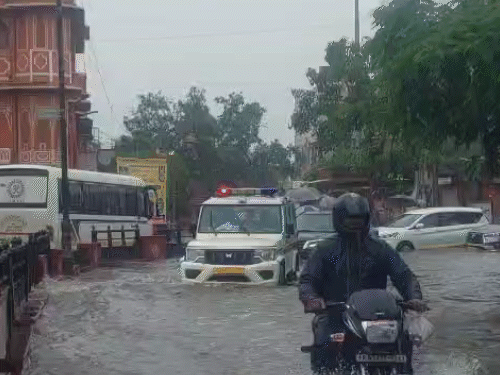 जयपुर में चांदी की टकसाल के पास मोड़ पर भरे पानी में कार सवार परेशान हुए।