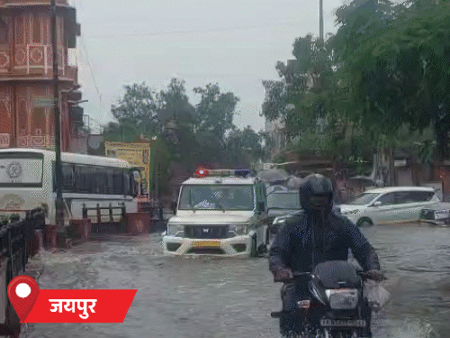 राजस्थान के जयपुर में बुधवार को भारी बारिश के बाद सड़कों पर दो फीट तक पानी भर गया।