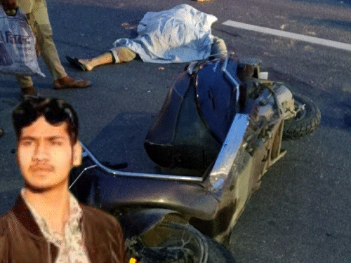 स्कूटी पर सवार होकर जा रहे थे युवक।