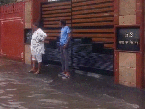 सीएस सुधांश पंत के बंगले के बाहर टोंक रोड पर पानी भर गया।